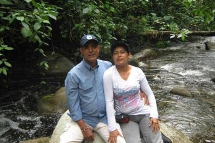 Héctor Francisco con Irene Rojas, su esposa, de visita en la zona donde lo mordió la serpiente