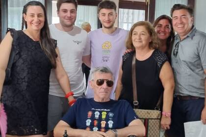 Héctor Gorospe, papá de Raquel, rodeado de la familia, luciendo su camiseta de Messi, a quien ama. "A sus 82 años tiene un estadio de brillantez mental que lo mantiene totalmente optimista. Hasta le escribió una carta a la Fundación Bullrich para ofrecer ayuda. Todavía no le respondieron.".