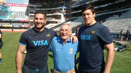 Héctor Goti y una postal junto con Juan Manuel Leguizamón y Matías Alemano en Sudáfrica en 2015, durante los festejos del 50° aniversario del nacimiento de los Pumas