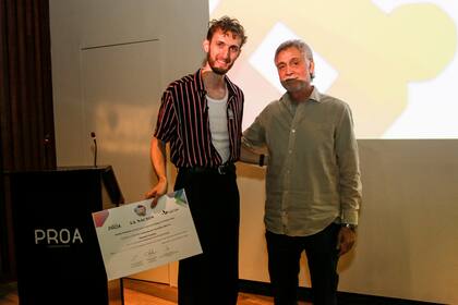 Héctor Guyot entrega el premio en la categoría de narrativa breve a Manuel Cantón