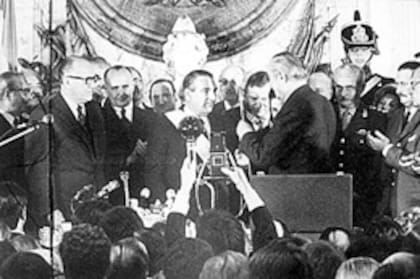 el 13 de julio de 1973 Héctor J. Cámpora deja el poder tras un tumultuoso y breve gobierno