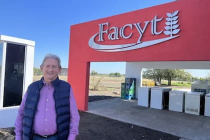 Héctor Laca nació en Nogoyá, Entre Ríos, y ahora su firma está en Córdoba