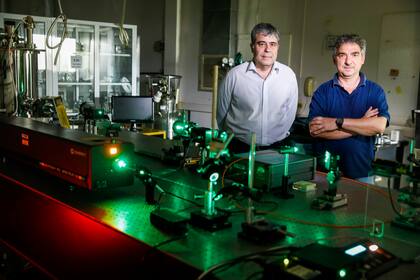 Héctor Laiz (a la izquierda) y Alberto Zinzallari, ambos del INTI, junto a uno de los instrumentos que permiten calibrar los patrones de medidas
