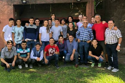 Héctor Libré en la escuela de aprendices junto a sus alumnos