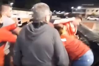 Un dirigente de Independiente a las trompadas y un candidato insultando a los hinchas