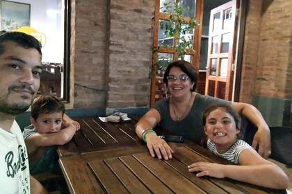 Héctor, Miguel, Carla y Agostina, en uno de sus encuentros