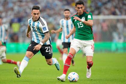 Héctor Moreno lucha por la pelota con Lautaro Martínez  durante el partido que disputan Argentina y México, por la primera fase de la Copa del Mundo Qatar 2022 en el estadio Lusail, Doha, el 26 de Noviembre de 2022.