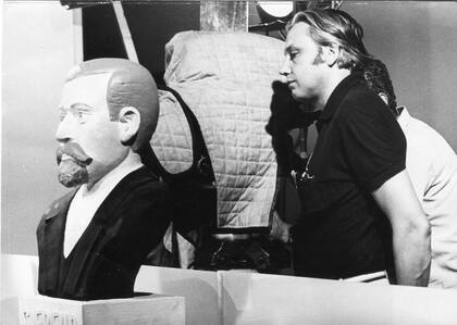 Héctor Olivera con el busto de Sigmund Freud en el set de Psexoanálisis