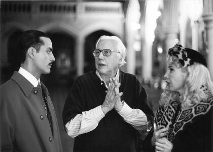 Héctor Olivera durante el rodaje de "Ay Juancito", junto a Adrián Navarro e Inés Estévez.