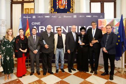 Héctor Olivera, Graciela Borges y Ralph Haiek, con las distinciones recibidas en Málaga junto al alcalde de la ciudad, el director del festival y el actor Oscar Mártinez y su mujer
