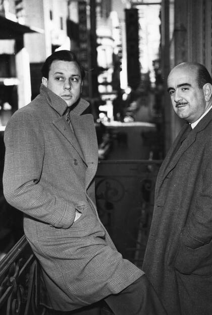 Héctor Olivera y Fernando Ayala en 1956, en la calle Lavalle, poco después de la fundación de Aries Cinematográfica Argentina.