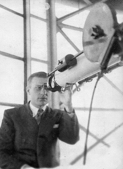 Héctor Orliac, marido de Elisa Dassen, observando por el telescopio que funcionaba en la torre.