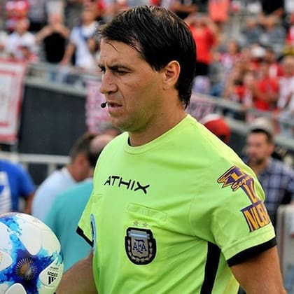 Héctor Paletta, el árbitro VAR del Superclásico entre Boca y River.