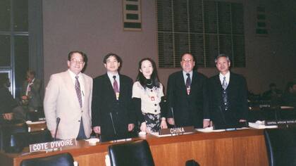 Héctor Pena con la delegación argentina y china en las Naciones Unidas