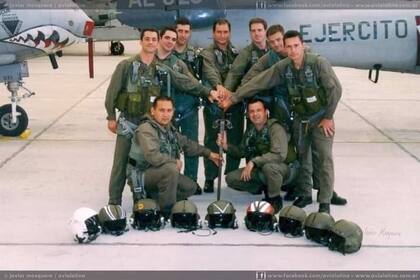 Héctor Vittore, abajo a la izquierda, mientras era piloto en el Ejército.