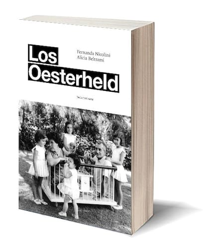 Héctor y Elsa con sus cuatro hijas en el jardín de la casa en Beccar