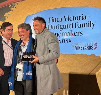 Héctor y Pablo Durigutti al recibir el premio en Sussex