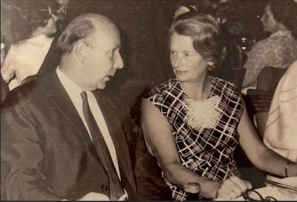 Hedwig con su marido, Hans, quien Henrik Lenkeit siempre creyó que era su abuelo (Courtesy of Henrik Lenkeit)