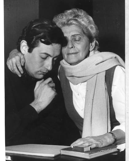 Agustín Alezzo y su maestra, Hedy Crilla, en la década del 60