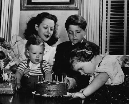 Hedy Lamarr junto a sus tres hijos, Anthony, Denise y James