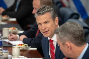 Hegseth informa a legisladores sobre plan para detener a migrantes en bases de Indiana y N. Jersey
