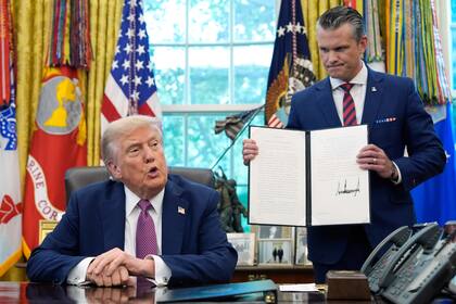 Hegseth sostiene un decreto mientras Trump habla en el Salón Oval