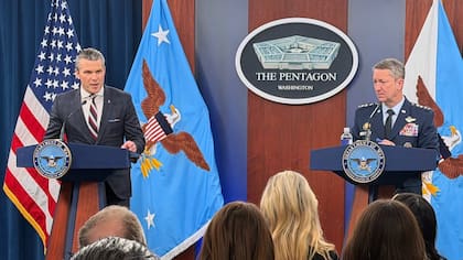 Hegseth y Caine durante una conferencia de prensa en el Pentágono, el 4 de marzo de 2026, en Washington