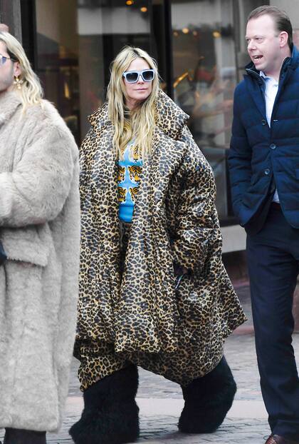 Heidi Klum decidió combatir las bajas temperaturas de Aspen con todo. La supermodelo de 51 años salió a pasear con su marido, Tom Kaulitz, enfundada en una enorme parka oversize animal print que combinó con pantalones de esquí a juego, un suéter Libertine y unas abultadas botas negras peludas. Un outfit con el que no pasó desapercibida