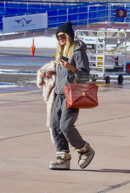 Heidi Klum fue vista en el aeropuerto elegantemente abrigada con un traje acolchado, lista para la nieve