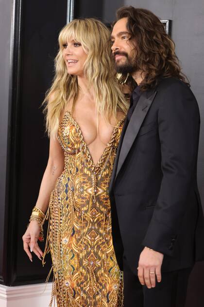 Heidi Klum junto al compositor, productor y guitarrista Tom Kaulitz. La modelo alemana causó sensación con un vestido entallado de The Blonds, con cristales y flecos dorados. 
