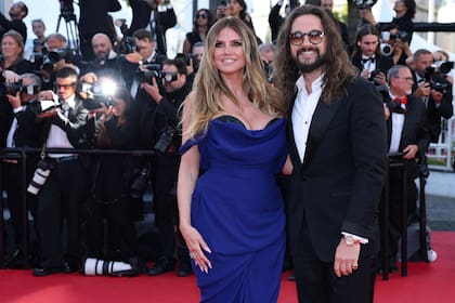 Heidi Klum posa sonriente junto a su marido, Tom Kaulitz, durante la alfombra roja de La Bataille de Gaulle : L'Âge de fer. El músico acompañó a la modelo con un clásico traje negro combinado con camisa blanca, lentes de sol y el pelo largo suelto
