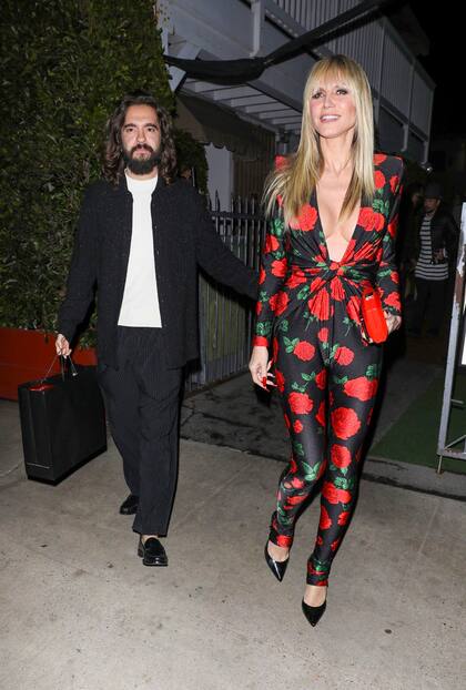 Heidi Klum y su esposo, Tom Kaulitz, fueron fotografiados en medio de una romántica salida en pareja. La modelo eligió un mono con estampa floral y escote profundo para ir a cenar al restaurante italiano Giorgio Baldi en Santa Mónica.