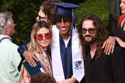 Heidi Klum y su esposo Tom Kaulitz junto a Henry, el hijo que la modelo tuvo con el cantante Seal, en el día de su graduación