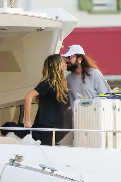 Heidi Klum y Tom Kaulitz salen de St-Barth en barco durante sus vacaciones de año nuevo. Las celebridades parecian muy acarameladas abrazándose y besándose durante su paseo