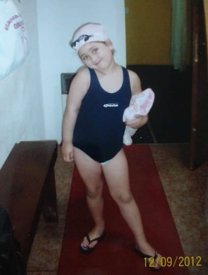 Hein, a los cuatro años, ya vinculada a la natación: su profesora le tenía tanta confianza que la mandaba al fondo de la pileta a buscar los elementos que otros chicos dejaban