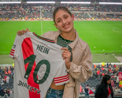 Hein alentando a su querido River, en el estadio Monumental, donde fue recibida por la dirigencia del club tras consagrarse campeona mundial juvenil