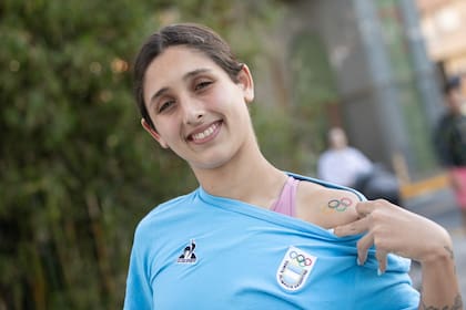 Hein, en LA NACION, luciendo el tatuaje con los anillos olímpicos que se hizo el año pasado, tras regresar de París 2024: “Es llevar conmigo el recuerdo más hermoso de toda mi vida”