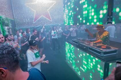 Heineken además del patio cervecero, tuvo una activación para los fanáticos de la música electrónica con un DJ en vivo que hizo bailar a todos los que se acercaban.
