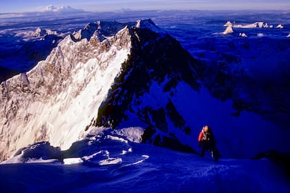 Heinrich camina desde el campamento IV a la cima del Everest