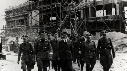 Heinrich Himmler inspeccionando la construcción de la tercera fase de Auschwitz. A la derecha, Rudolf Höss