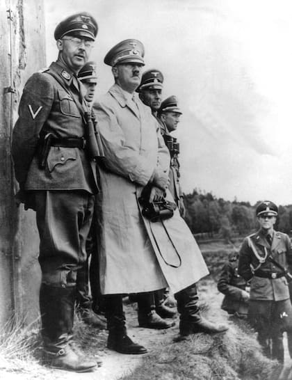 Heinrich Himmler (izquierda) y Adolf Hitler (Getty Images)