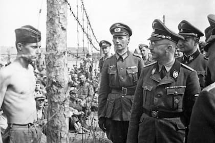 Heinrich Himmler visita los campos de prisioneros en Rusia en 1941