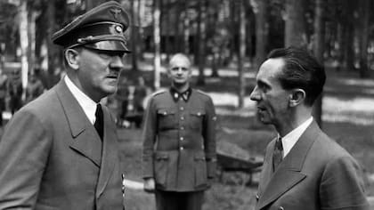 Heinz Linge (al centro de la imagen), el asistente personal de Hitler, fue uno de los testigos que estuvo en el búnker de Hitler hasta el final y que pudo contar luego los detalles de lo ocurrido