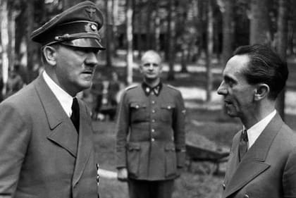 Heinz Linge (al centro de la imagen), el asistente personal de Hitler, fue uno de los testigos que estuvo en el búnker de Hitler hasta el final y que pudo contar luego los detalles de lo ocurrido.