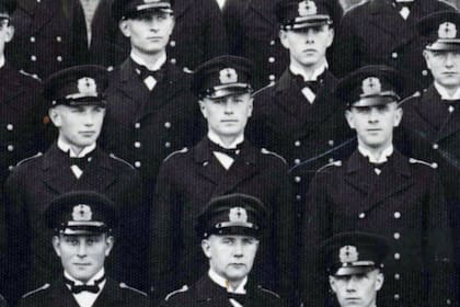 Heinz Scheringer, primero por la derecha en la fila central, junto con sus amigos y compañeros de la Promoción 27 de la Academia Naval de Mürwik.