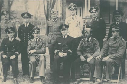 Heinz Scheringer, primero por la izquierda en la fila inferior, con otros prisioneros de guerra alemanes internados en el Campo de Prisioneros 44 de Grande Ligne, Canadá