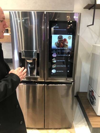 Heladera conectada e inteligente, con cámaras en el interior para ver qué producto falta