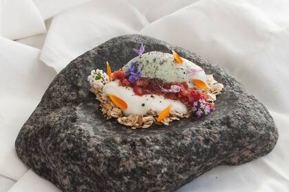 Helado de arvejas, yogurt de cabra, frutillas y flores