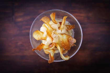 Helado y hojas de topinambur con sal y aceite de oliva