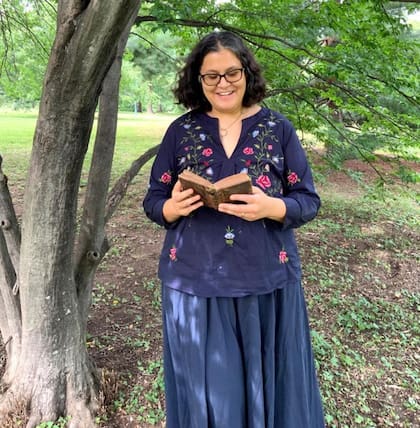 Helen de Cruz es catedrática Danforth de Humanidades y profesora de filosofía en la Universidad de Saint Louis, EE.UU.